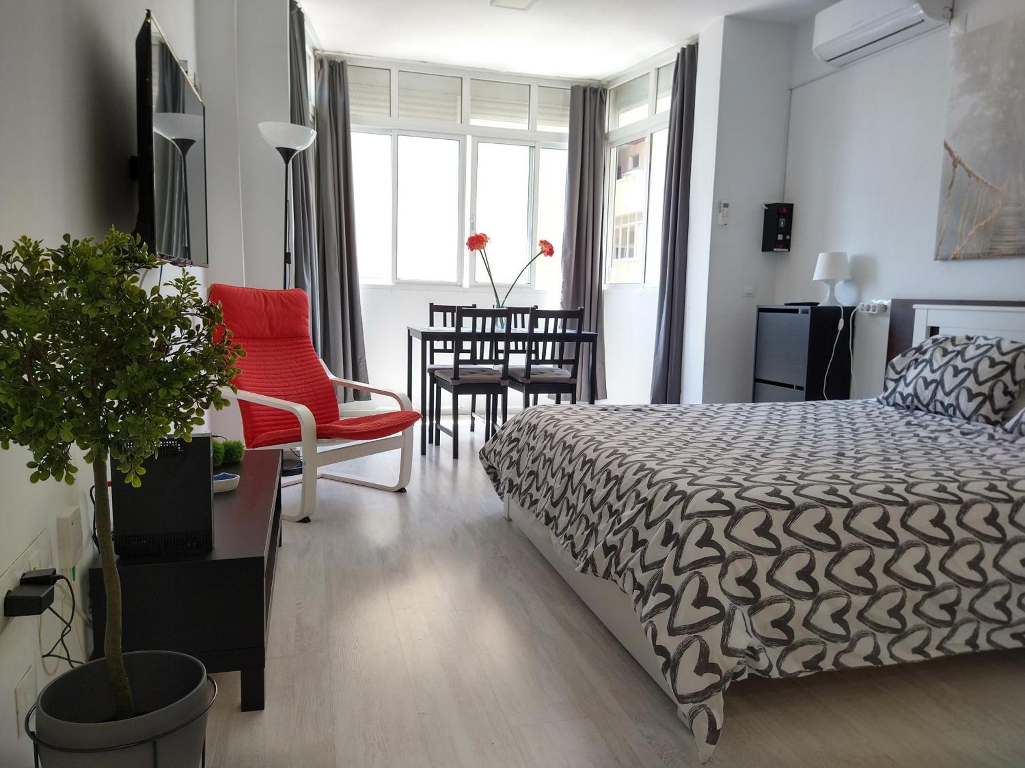 Amplio Estudio,vista Mar Y Montaña, A Pasos Del Centro Torremolinos